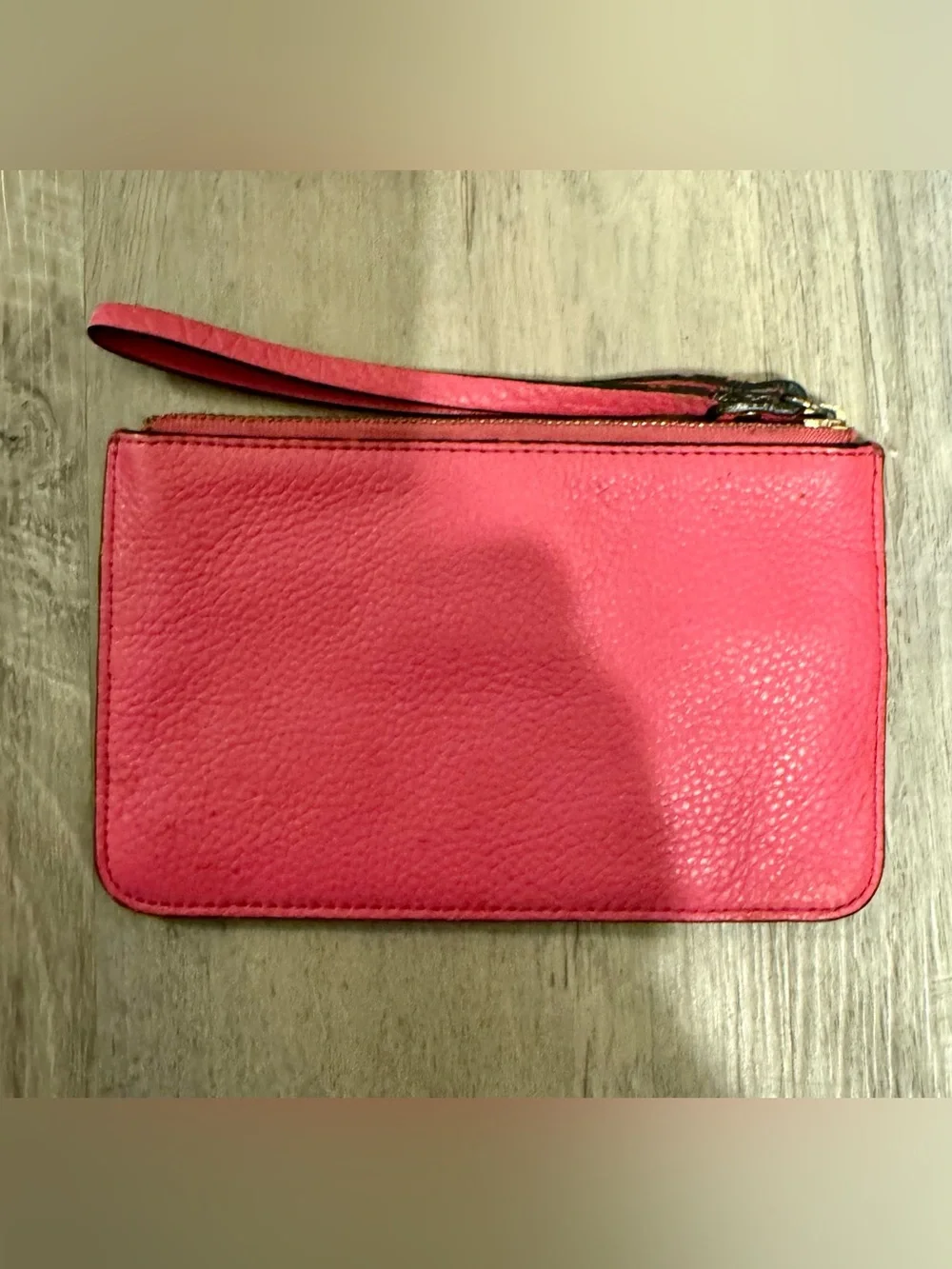 Kate Spade New York women's pink leather Wristlet, Excellent condition. Smoke-fr
